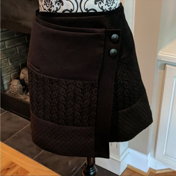 EXCELLENT CONDITION CUTE CABI #926 BLACK WRAPAROUND TEXTURED SWATHE SKIRT SMALL - Picture 4 of 12